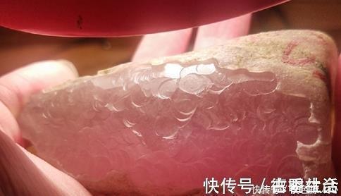 两尊雕像，一种姿势