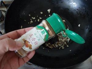 林冲误闯白虎堂打一成语