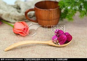 贬低自己打一成语