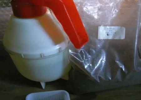 降孙皓三分一统 粉底打一成语