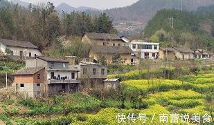缺牙靠墙打一成语